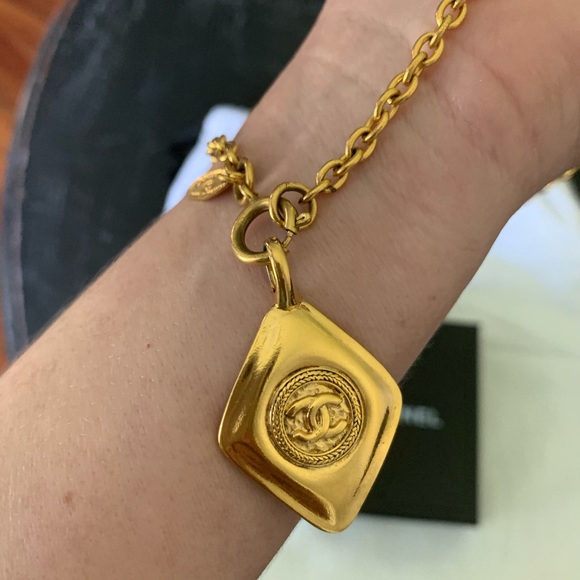 chanel necklace cc logo gold